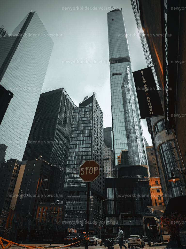 Ein ehrfürchtiger Blick die Straße hinauf: Wolkenkratzer spiegeln das Licht der Sonne und lassen die Energie von New York spürbar werden. | Wer die Straße entlanggeht und den Blick hebt, spürt sofort die überwältigende Präsenz von New York. Bei 8 Albany Street ragen die Wolkenkratzer wie stille Giganten in den Himmel, ihre Fassaden spiegeln das Licht der Sonne und verwandeln die Szene in ein Spiel aus Glanz und Schatten. Es ist ein Moment, der die Essenz dieser Stadt einfängt: Dynamik, Größe und die unerschütterliche Energie, die jeden Winkel durchdringt. Die Perspektive nach oben lässt die Straßen klein erscheinen, während die Gebäude wie Symbole für Träume und Möglichkeiten wirken. Dieses Bild transportiert 100 % New York – die Mischung aus urbaner Kraft und architektonischer Eleganz, die Menschen aus aller Welt fasziniert. Für Liebhaber von Stadtfotografie und der unverwechselbaren Atmosphäre Manhattans ist dieses Motiv ein echtes Statement: Es erzählt von einer Stadt, die niemals stillsteht und deren Herz in jedem Sonnenstrahl schlägt, der sich in Glas und Stahl bricht.