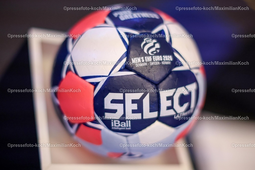 EHF18012601173 | 18.01.2026, Handball, Men's EHF EURO 2026, Portugal - Nordmazedonien, Jyske Bank Boxen in Herning, Dänemark, Preliminary Round: Spielball Select iBall