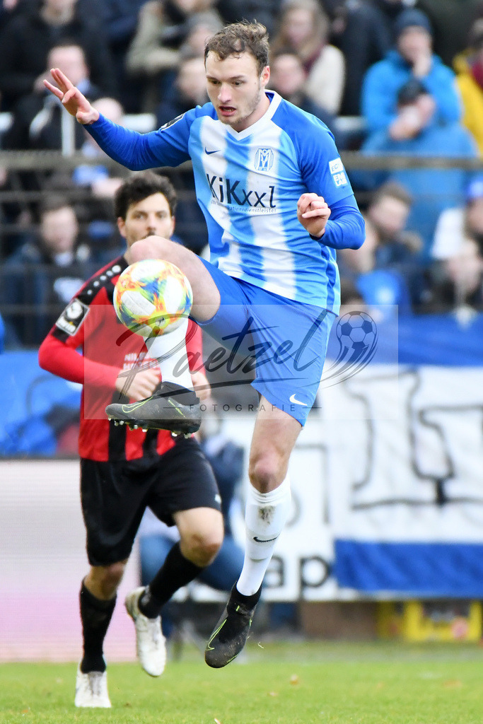 20200201_MEPCHE_0089 | Fußball, Herren: Florian Egerer (SV Meppen) in Aktion, am Ball, Einzelaktion waehrend des Spiels der 3. Liga zwischen SV Meppen und Chemnitzer FC in der Haensch-Arena am 01.02.2020 in Meppen, Deutschland. DFB / DFL REGULATIONS PROHIBIT ANY USE OF PHOTOGRAPHS AS IMAGE SEQUENCES AND/OR QUASI-VIDEO. - Realisiert mit Pictrs.com