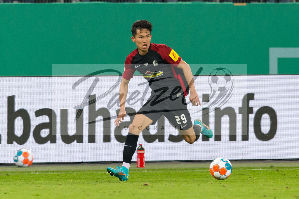 HSVSCF20220419_389 | Fussball, Herren: Woo-yeong Jeong (SC Freiburg) in Aktion, am Ball, Einzelaktion beim DFB-Pokal-Halbfinalspiel zwischen Hamburger SV und SC Freiburg im Volksparkstadion am 19.04.2022 in Hamburg, Deutschland.DFB / DFL REGULATIONS PROHIBIT ANY USE OF PHOTOGRAPHS AS IMAGE SEQUENCES AND/OR QUASI-VIDEO. - Realisiert mit Pictrs.com