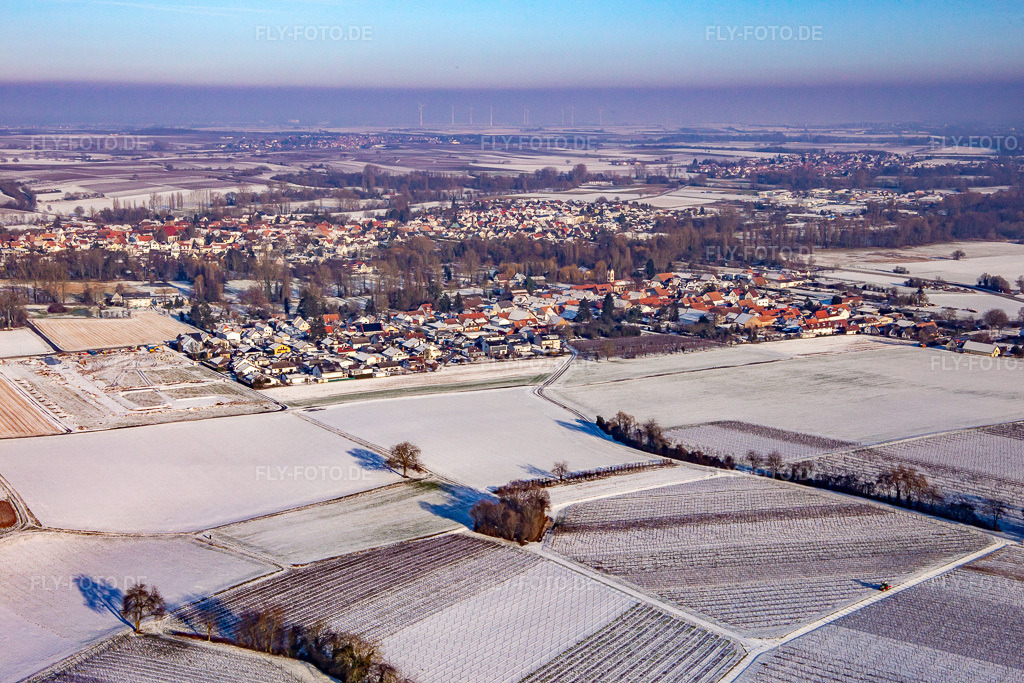 Luftbild: Ortsansicht von Südwesten im Winter im Ortsteil Mühlhofen in Billigheim-Ingenheim im Bundesland Rheinland-Pfalz in Deutschland. Foto: IMG_139937.jpg vom 20.01.2024 durch Werner Riehm/FLY-FOTO.de