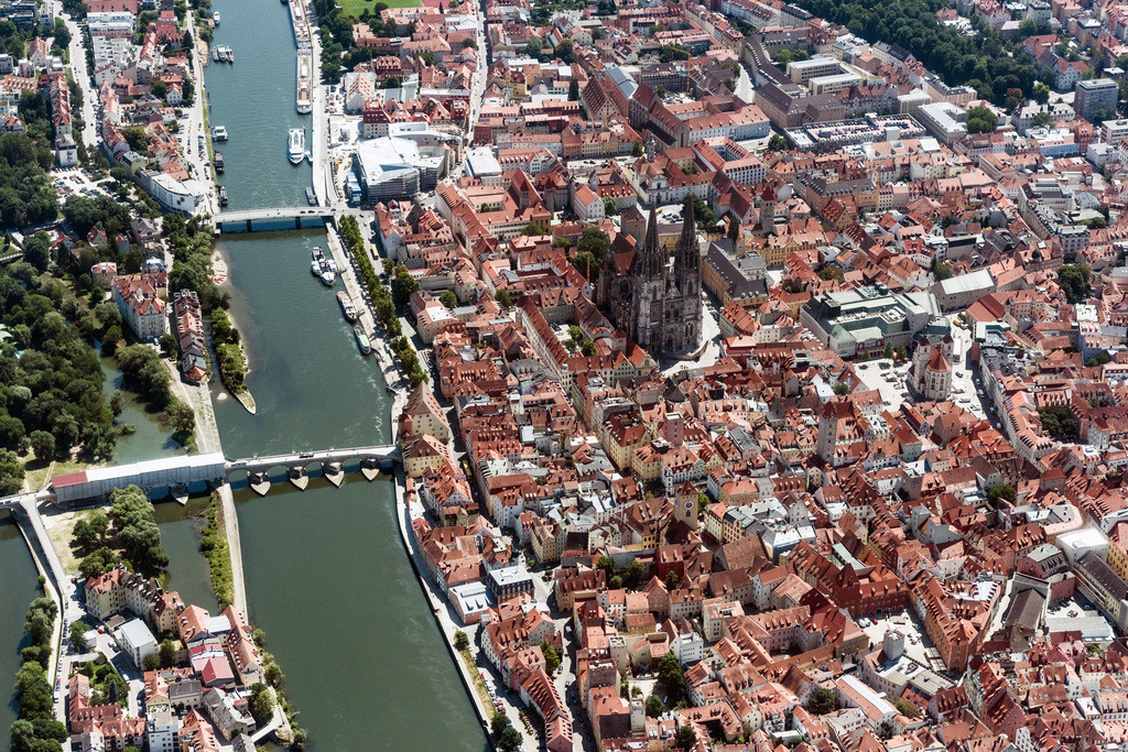 dr__0019596.jpg | REGENSBURG 05.07.2017 Kirchengebäude des Domes St. Peter in der Altstadt in Regensburg an der Donau im Bundesland Bayern, Deutschland. // Church building of the cathedral St. Peter in the old town in Regensburg in the state Bavaria, Germany. Foto: Daniel Reiter