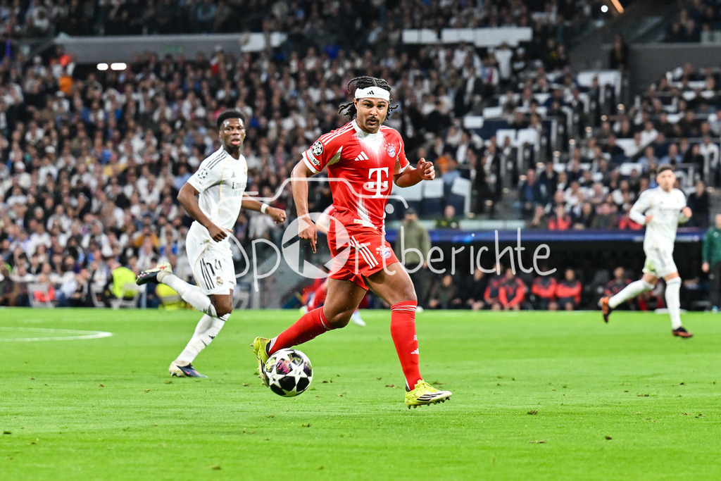 Real Madrid - FC Bayern München | MADRID, SPAIN - 07. APRIL: with Ball Serge GNABRY (FC Bayern Munich 7) during the UEFA Champions League match between Real Madrid vs. FC Bayern Munich on Quarterfinal first leg at Estadio Santiago Bernabeu
