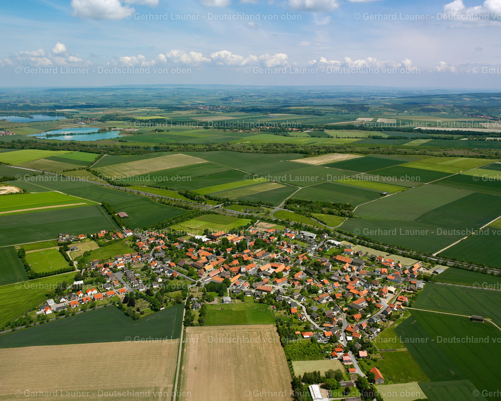 2638215 | LENGDE 09.06.2006 Landwirtschaftliche Nutzflächen und Feldgrenzen  umsäumen das Siedlungsgebiet des Dorfes in Lengde im Bundesland Niedersachsen, Deutschland // Agricultural land and field boundaries surround the settlement area of the village  in Lengde in the state Lower Saxony, Germany Foto: Gerhard Launer