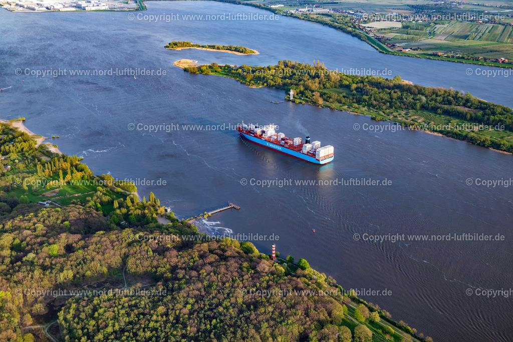 Hamburg_Elbe_Containerschiff_Maersk_ELS_1629140424 | HAMBURG 14.04.2024 Fahrt eines Maersk Container- Schiffes in Fahrt auf der Elbe in Hamburg, Deutschland. Weiterführende Informationen bei: Maersk Deutschland A/S &amp; Co. KG. // Maersk container ship sailing on the Elbe in Hamburg, Germany. Further information at: Maersk Deutschland A/S &amp; Co. KG. Foto: Martin Elsen