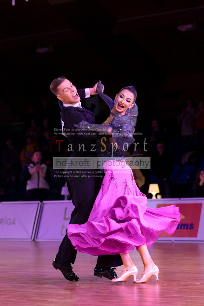 20241215_WDSF_Int_Open_Std-Riga-9910 | Tanzsportbilder, Standardtanz, Lateintanz, WDSF, DTV, LTVB, dancecomp, goc, hessen tanzt, blaues band der spree, walzer, tango, wiener walzer, slowfox, quickstepp, samba, rumba, cha-cha-cha, paso doble. jive, hd-kroft photography, turniertanzsport