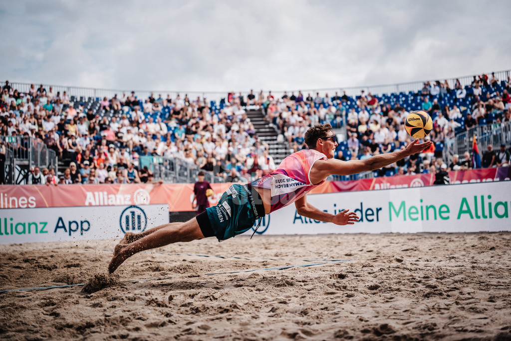 Beachvolleyball | Männer | Deutsche Meisterschaften 2025 Timmendorfer Strand | 05.09.2025 | Hennes Nissen springt zum Ball