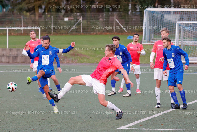 3 rote Karten in der Schlussphase | 08.12.2024 Fussball Herren KOL Darmstadt Saison 2024 2025 SV Traisa vs Hellas Darmstadt v. li. Kiriakos Karras (8 Hellas) k. A. (17 Traisa) ev Nr 15 Timo Hofmann mit falschem Trikot (Foto: Peter Henrich) - Realisiert mit Pictrs.com