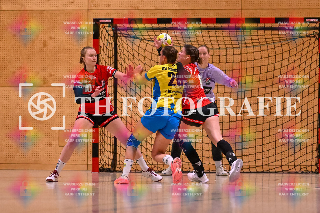 GER, SG Maulburg/Steinen - SV Allensbach 2, Frauen-Handball, Oberliga Suedbaden, 1. Spieltag, Saison 2024/2025, 28.09.2024 | Ines Ofterdinger (SV Allensbach 2, #20) am Ball und im Duell mit Amely Haas (SG Maulburg/Steinen, #10), Celina Schick (SG Maulburg/Steinen, #08)GER, SG Maulburg/Steinen - SV Allensbach 2, Frauen-Handball, Oberliga Suedbaden, 1. Spieltag, Saison 2024/2025, 28.09.2024Foto: TH Fotografie/Thomas Hess
