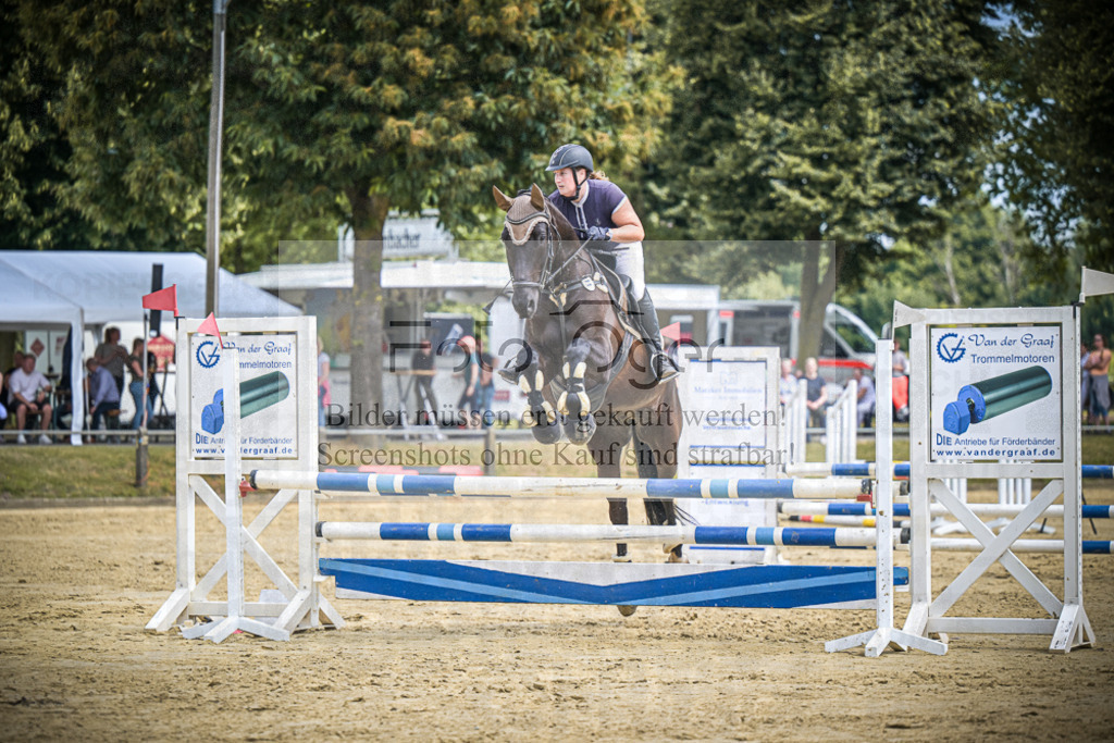 DOS_6084 | Entdecke hochwertige Reitturnierfotos von Foto Oger. Professionell, emotional und authentisch – jetzt Lieblingsmomente im Shop bestellen.Deutschlandweite Turnierfotografie. - Realisiert mit Pictrs.com