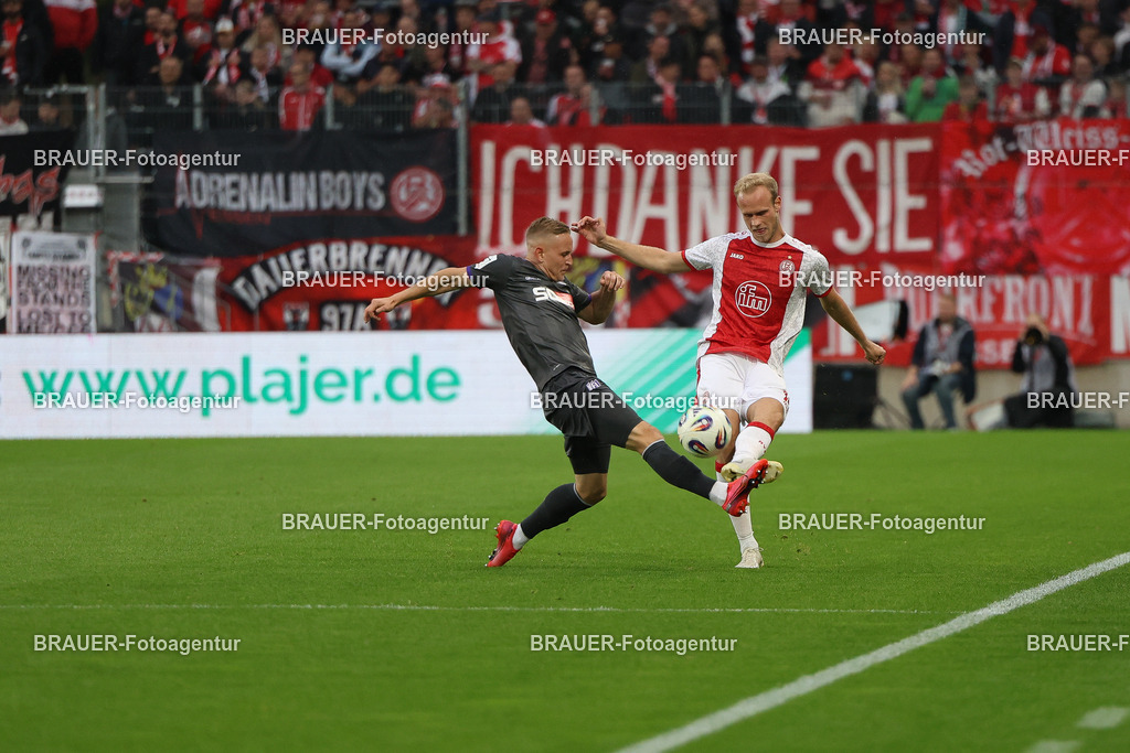 Rot-Weiss Essen - VFL Osnabrück | Essen, Deutschland, 17.09.2025 Kai Pröger (VFL Osnabrück) und Lucas Brumme  (Rot-Weiss Essen) im Kampf um den Ballwährend des 3.Liga Spiels zwischen  Rot-Weiss Essen und VFL Osnabrück am 17.09.2025 im Stadion an der Hafenstraße in Essen. (Foto von Timo Bluhmki-Schmidt/Brauer Fotoagentur