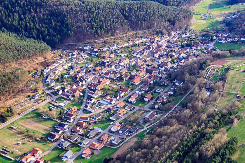 Luftbild: Dorf im Pfälzerwald aus Norden in Vorderweidenthal im Bundesland Rheinland-Pfalz in Deutschland. Foto: IMG_56521.jpg vom 17.04.2013 durch Werner Riehm/FLY-FOTO.de