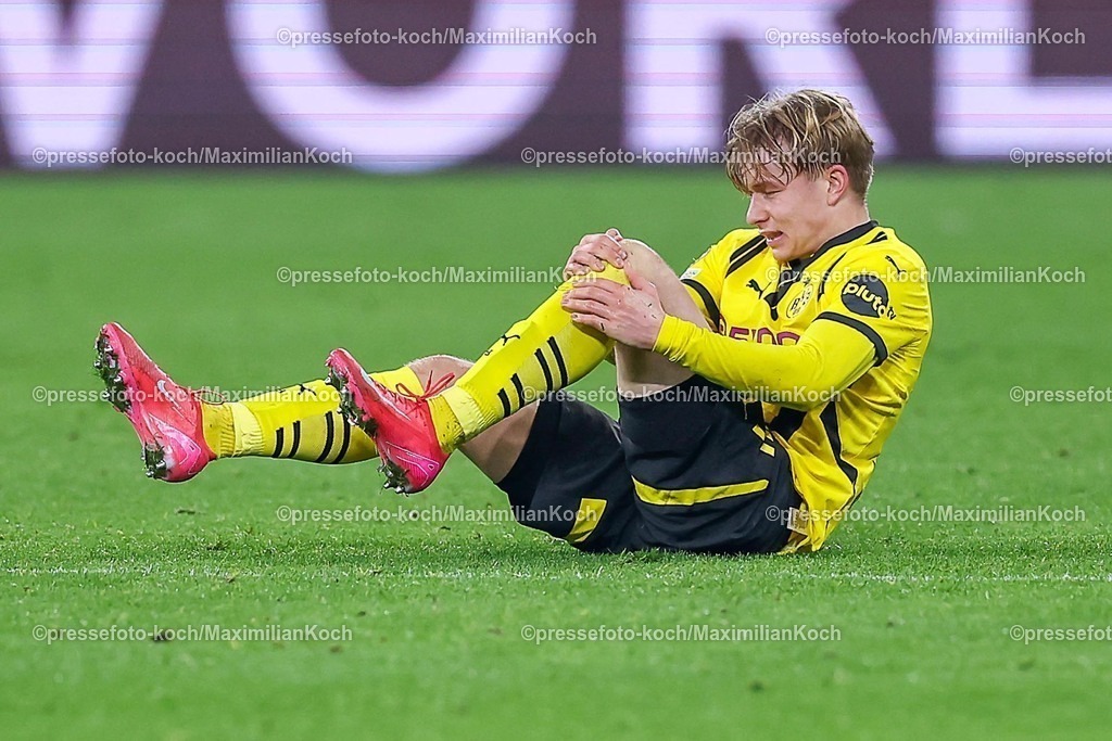 UCL04032501063 | 04.03.2025, Fußball, UEFA Champions League, Borussia Dortmund - OSC Lille, Signal Iduna Park, Runde der 16, Saison 2024 2025: Daniel Svensson (BVB #24) liegt verletzt mit Schmerzen auf dem Spielfeld und muss medizinisch versorgt werden