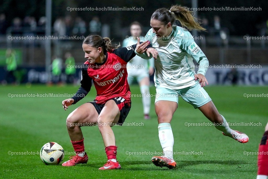 Lev12022501034 | 12.02.2025, Fußball, DFB-Pokal Viertelfinale Frauen, Bayer 04 Leverkusen - SV Werder Bremen, Ulrich-Haberland-Stadion, Saison 2024 2025: Estrella Merino (Bayer04 #20) im Zweikampf gegen Maja Sternad (Werder Bremen #11)DFB regulations prohibit any use of photographs as image sequences and or quasi-video.