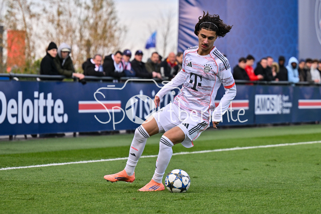 Paris Saint Germain U19 - FC Bayern München U19 | PARIS, FRANKREICH - 4. NOVEMBER: am Ball Adin LICINA (FC Bayern München U19 16) beim Ligaspiel zwischen der U19 von Paris Saint Germain und der U19 des FC Bayern München am 4. Spieltag der UEFA Youth League am PSG Campus am 04.11.2025
