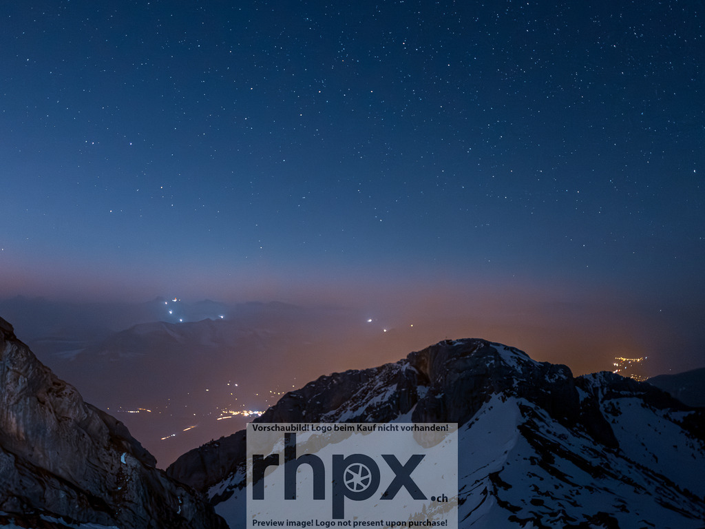 Pilatus @ Night | Stimmungsvolle Fotokunst aus Luzern. Erlebe den Pilatus, den See und die Stadt Luzern in exklusiven Aufnahmen in der Fotogalerie & Shop. - Realisiert mit Pictrs.com