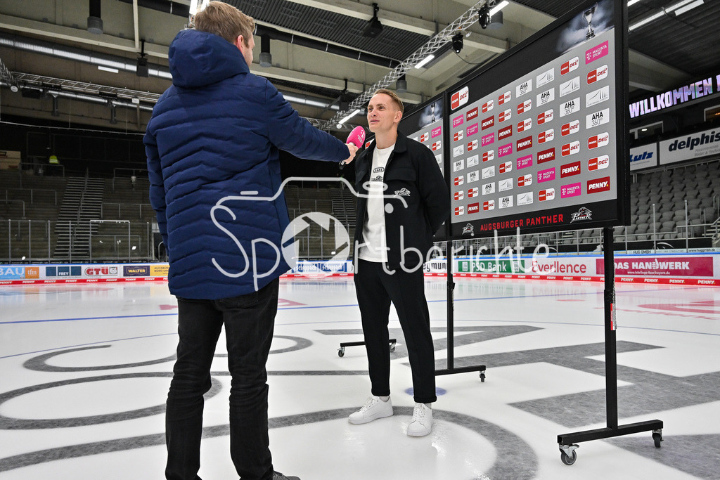 Augsburger Panther - Kölner Haie | Im Bild Markus KELLER - Teammanager der Augsburger Panther - beim Interview mit MagentaSport / Magenta Sport / Einzelfoto / Freisteller / DEL: Augsburger Panther - Kölner Haie; Curt Frenzel Stadion am 26.09.2025