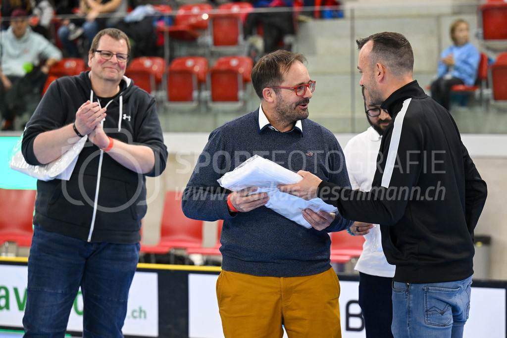 HC Rychenberg vs Floorball Köniz - 18. Dezember 2022 | HC Rychenberg vs Floorball Köniz
AXA Arena, Winterthur
Verabschiedung von langjährigen Spitzenschiedsrichtern und Funktionären.
Bild: Sportfotografie Markus Aeschimann | www.markus-aeschimann.ch - Realisiert mit Pictrs.com