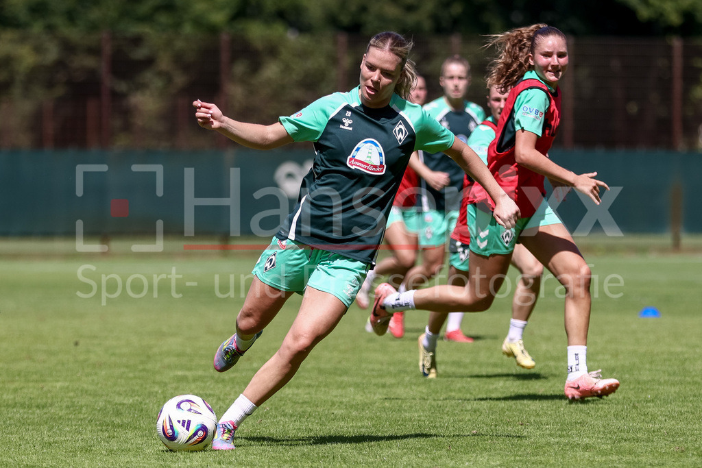 Fussball, Google Pixel Frauen-Bundesliga, Training SV Werder Bremen | Juliane Wirtz (SV Werder Bremen, 28) bei einer Trainingsübung