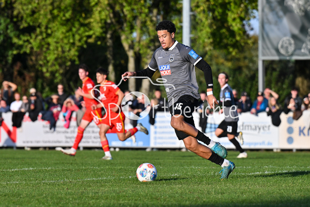 FC Augsburg - SSV Ulm 1846 Fussball | am Ball Jonas DAVID (SSV Ulm 15) / Einzelfoto / Freisteller / Testspiel: FC Augsburg - SSV Ulm 1846 Fussball; TSV Burgau Sportzentrum am 08.10.2025