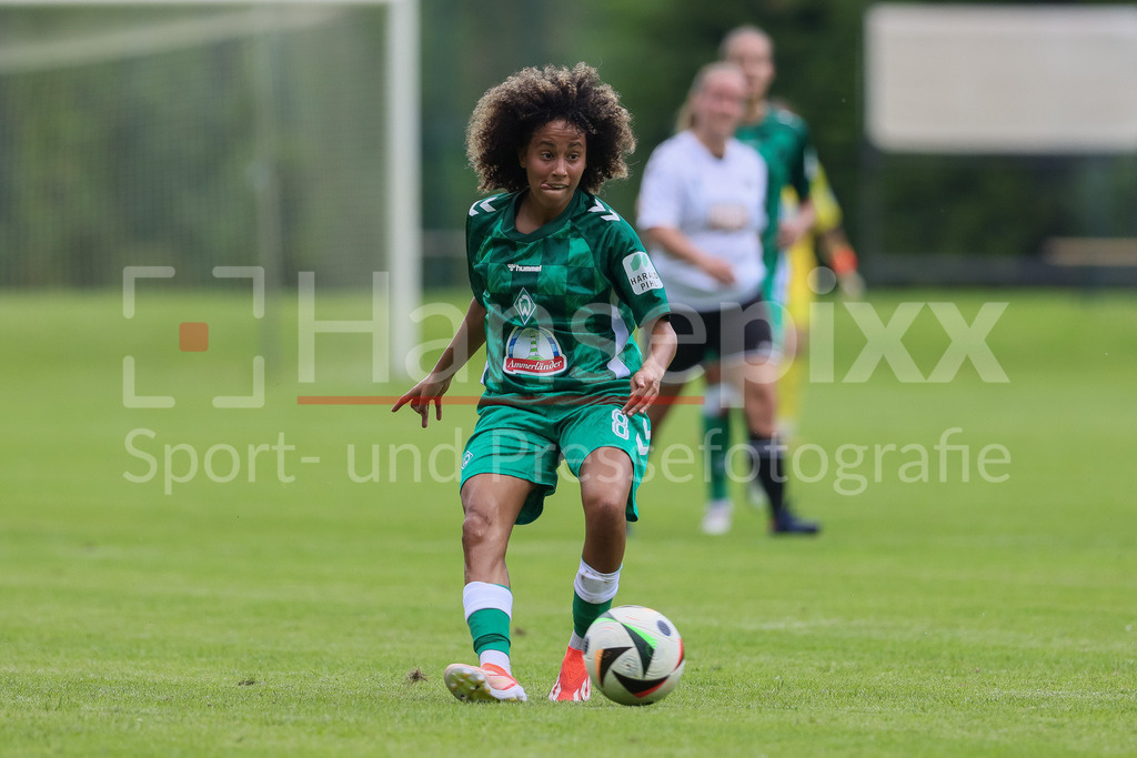 Fussball, Testspiel Frauen, SV Henstedt-Ulzburg - SV Werder Bremen | v.li.: Amira Arfaoui (SV Werder Bremen, 8) am Ball, Einzelbild, Ganzkörper, Aktion, Action, Spielszene