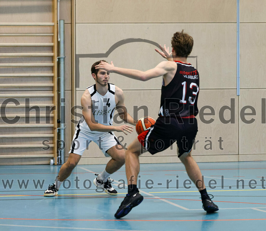 2022-10-16_049_TSV_Vaterstetten_gegen_Baskets_Vilsbiburg_2 | Vaterstetten, Deutschland, 16.10.2022:
Basketball, Bayernliga Herren Südost 2022 / 2023, 1. Spieltag, TSV Vaterstetten gegen Baskets Vilsbiburg 2, Endergebnis: 83:64

L. Klepsch (TSV Vaterstetten, #4), D. Esch (Baskets Vilsbiburg, #13)

Foto: Christian Riedel / fotografie-riedel.net