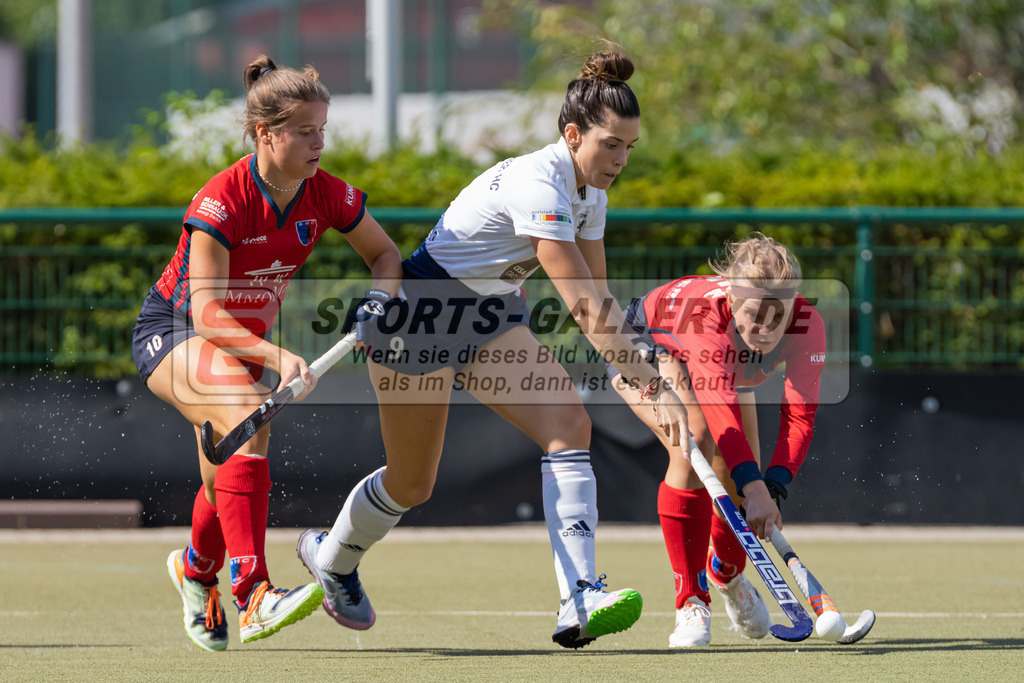 HK_20220903_109589 | 1. Bundesliga Damen Düsseldorfer HC - Berliner HC am 3.9.2022 DHC Düsseldorf, Düsseldorf , links Linnea Weidemann ( Berliner HC #10 ) , Mitte Agustina Albertarrio ( Düsseldorfer HC #9 ) und rechts Judith Bock ( Berliner HC #5 )