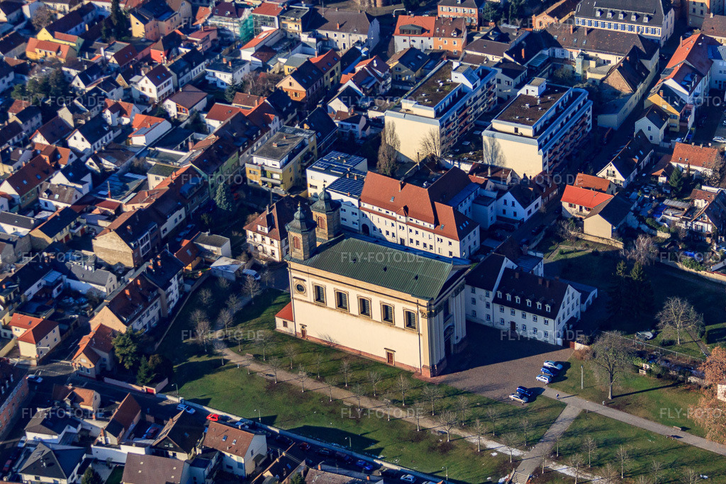 Luftbild: Ortsdansicht von Südosten mit Loretokapelle Mariä Himmelfahrt, Franziskaner-Minoritenkloster im Ortsteil Oggersheim in Ludwigshafen im Bundesland Rheinland-Pfalz in Deutschland. Foto: IMG_54870.jpg vom 12.12.2012 durch Werner Riehm/FLY-FOTO.deAuflösung des Originals: 4752 x 3168 pxWWW.HL-FRANZ-VON-ASSISI.DE