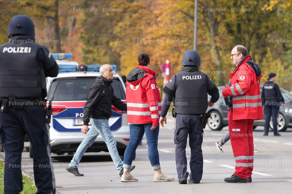 20221111 Amoklauf in Mittelschule Haselstauden | DORNBIRN, OESTERREICH - 11. NOVEMBER: Polizeieinsatz waehrend des Amoklaufs in der Mittelschule Haselstauden in Mittelschule Haselstauden on November 11, 2022 in Dornbirn, Austria.