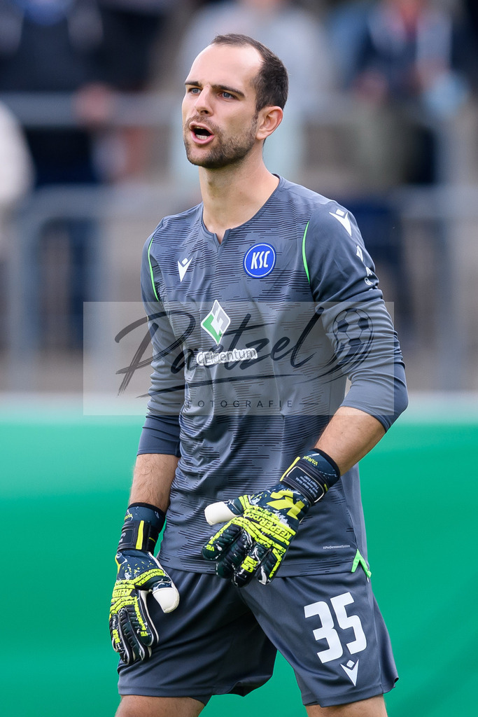 LOTKSC20210809_082 | Fussball, Herren: Torwart Marius Gersbeck (Karlsruher SC) schaut beim Spiel der 1. Runde im DFB-Pokal zwischen SF Lotte und Karlsruher SC im Stadion am Lotter Kreuz am 09.08.2021 in Lotte, Deutschland.DFB / DFL REGULATIONS PROHIBIT ANY USE OF PHOTOGRAPHS AS IMAGE SEQUENCES AND/OR QUASI-VIDEO. - Realisiert mit Pictrs.com