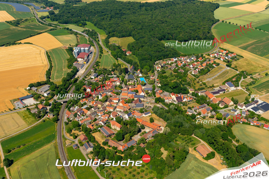 Das Luftbild zeigt : Gnötzheim Martinsheim - Die Luftaufnahme wurde 2023 vom UL-Flugzeug aus erstellt ( keine Drohne ) - Hochauflösende Luftaufnahme - Für grossformatige Ausdrucke geeignet. Die Geschenkidee !Mit Lizenz und Bildrechte bestellbar