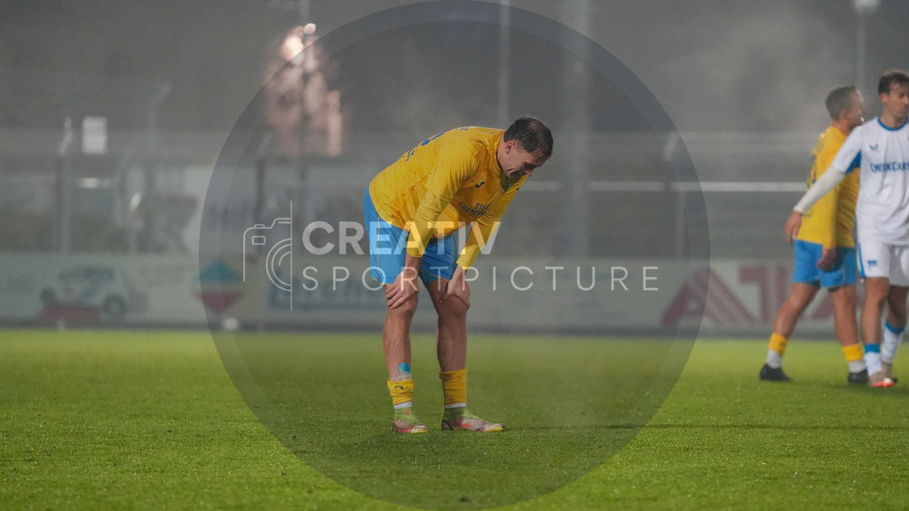 Fußball, Herren, Saison 2025/2026, Regionalliga Nordost, 15. Spieltag, FSV 63 Luckenwalde vs. Hertha BSC II, Freitag 07.11.2025, Werner-Seelenbinder-Stadion Luckenwalde, | Fußball, Herren, Saison 2025/2026, Regionalliga Nordost, 15. Spieltag, FSV 63 Luckenwalde vs. Hertha BSC II, Freitag 07.11.2025, Werner-Seelenbinder-Stadion Luckenwalde, Im Bild: Enttäuschung beim FSV 63 Luckenwalde um Simon Gollnack nach Spielende. - Realisiert mit Pictrs.com