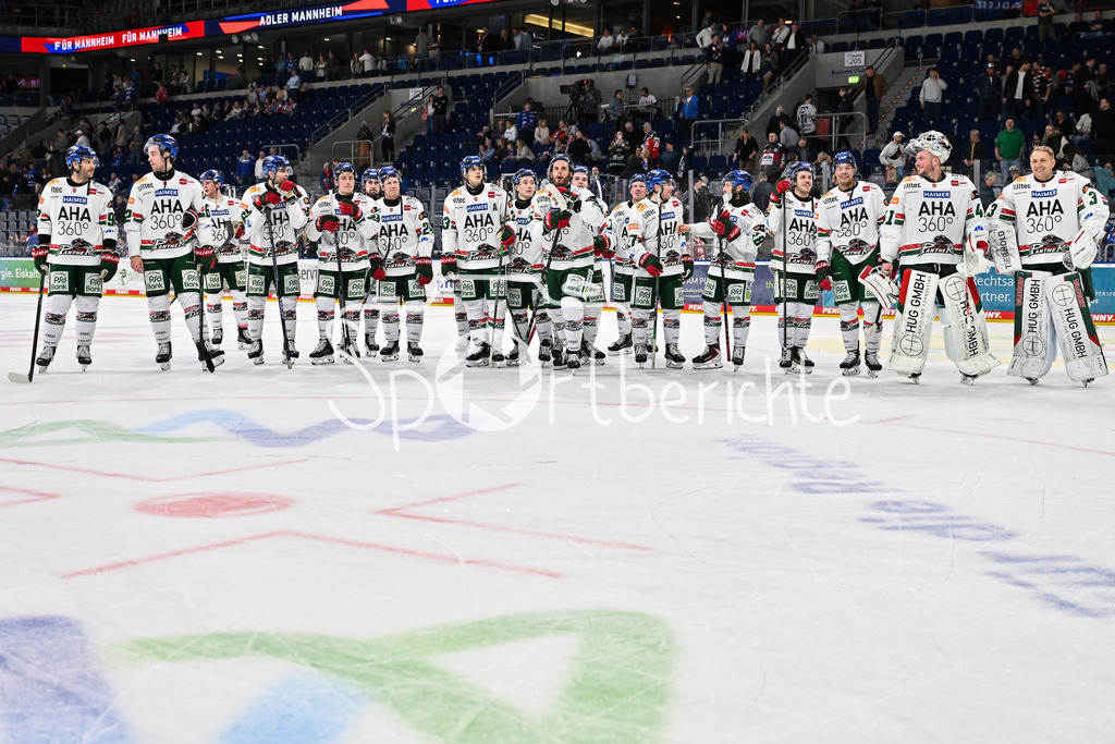 Adler Mannheim - Augsburger Panther | MANNHEIM, DEUTSCHLAND - 25. FEBRUAR: Die Spieler der Panther bedanken sich nach dem Auswärtssieg in Mannheim bei den Fans nach dem Match zwischen den Adler Mannheim und den Augsburger Panthern am 45. Spieltag der Penny DEL in der SAP Arena