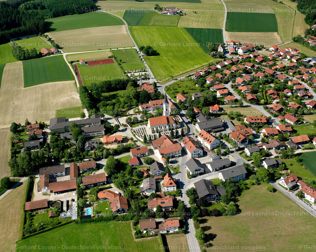2600915 | PLEISKIRCHEN 09.06.2006 Wohngebiet einer Einfamilienhaus- Siedlung  in Pleiskirchen im Bundesland Bayern, Deutschland // Single-family residential area of settlement  in Pleiskirchen in the state Bavaria, Germany Foto: Gerhard Launer