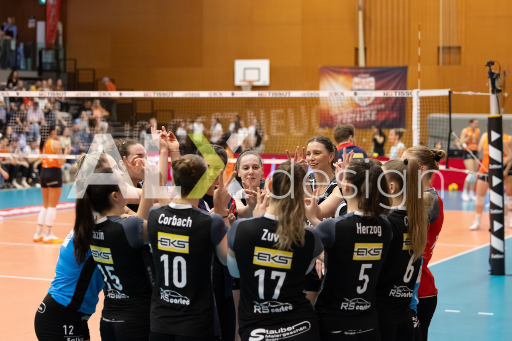 Volleyball I Frauen I Saison 2025-2026 I Volleyball NLA | Women I  Playoffs Finals 1/5 I viteos NUC - VC Kanti Schaffhausen I 06.04.2026 | VC Kanti Schaffhausen - Spielerinnenkreis - Realisiert mit Pictrs.com