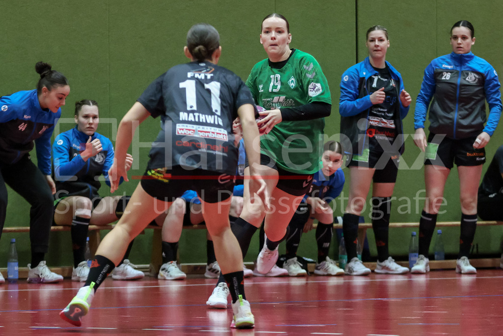 Handball, 2. Bundesliga Frauen, SV Werder Bremen - HL Buchholz 08-Rosengarten | v.li.: Mathilda Häberle (SV Werder Bremen, 19) am Ball, Spielszene, Aktion, Action