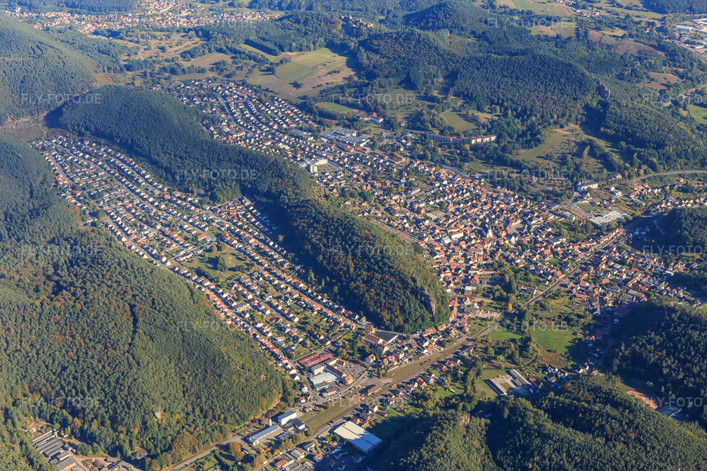 Luftbild: Stadtüberscith aus Nordwesten in Dahn im Bundesland Rheinland-Pfalz in Deutschland. Foto: IMG_095227.jpg vom 16.10.2016 durch Werner Riehm/FLY-FOTO.de