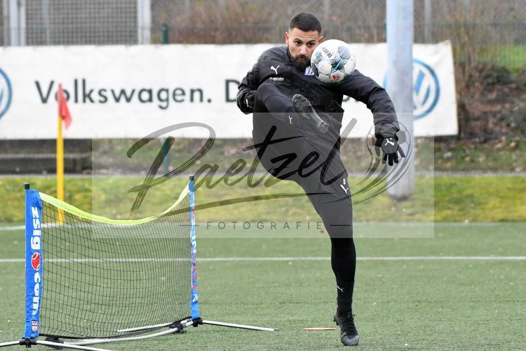 20200131_TRAOSN_0051 | Fußball, Herren: Marcos Alvarez (VfL Osnabrueck) in Aktion, am Ball, Einzelaktion waehrend der Trainingseinheit des VfL Osnabrueck im Sportpark Illoshoehe am 31.01.2020 in Osnabrueck, Deutschland. - Realisiert mit Pictrs.com