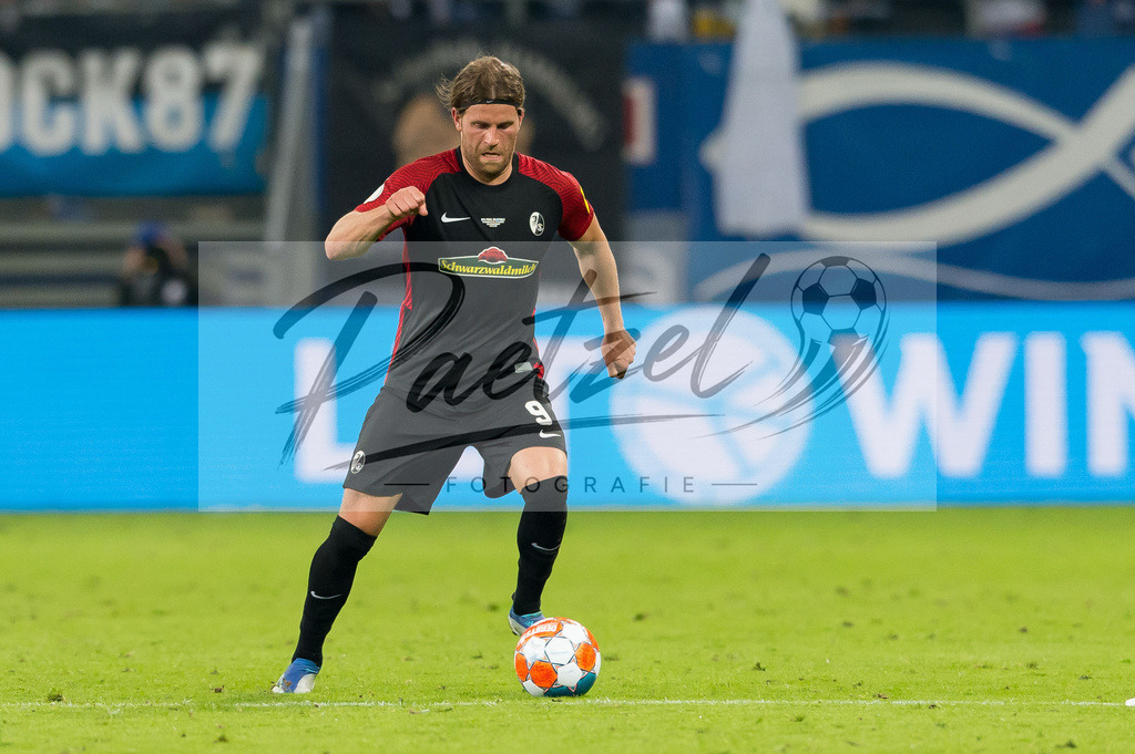 HSVSCF20220419_227 | Fussball, Herren: Lucas Hoeler (SC Freiburg) in Aktion, am Ball, Einzelaktion beim DFB-Pokal-Halbfinalspiel zwischen Hamburger SV und SC Freiburg im Volksparkstadion am 19.04.2022 in Hamburg, Deutschland.DFB / DFL REGULATIONS PROHIBIT ANY USE OF PHOTOGRAPHS AS IMAGE SEQUENCES AND/OR QUASI-VIDEO. - Realisiert mit Pictrs.com