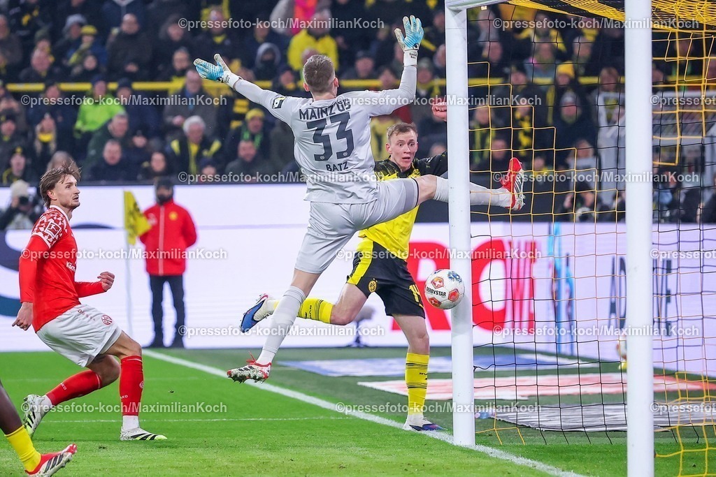 BVB13022601036 | 13.02.2026, Fußball, Borussia Dortmund - 1.FSV Mainz 05,, 1. Fußball Bundesliga, 22. Spieltag, Signal Iduna Park, Saison 2025 2026: Torschuss Treffer Kopfballtor  Tor zum 2:0 durch Torschütze Maximilian Beier&nbsp;(BVB #14) ins tor von Torwart Daniel Batz&nbsp;(1.FSV Mainz05 #33)    DFB regulations prohibit any use of photographs as image sequences and or quasi-video.