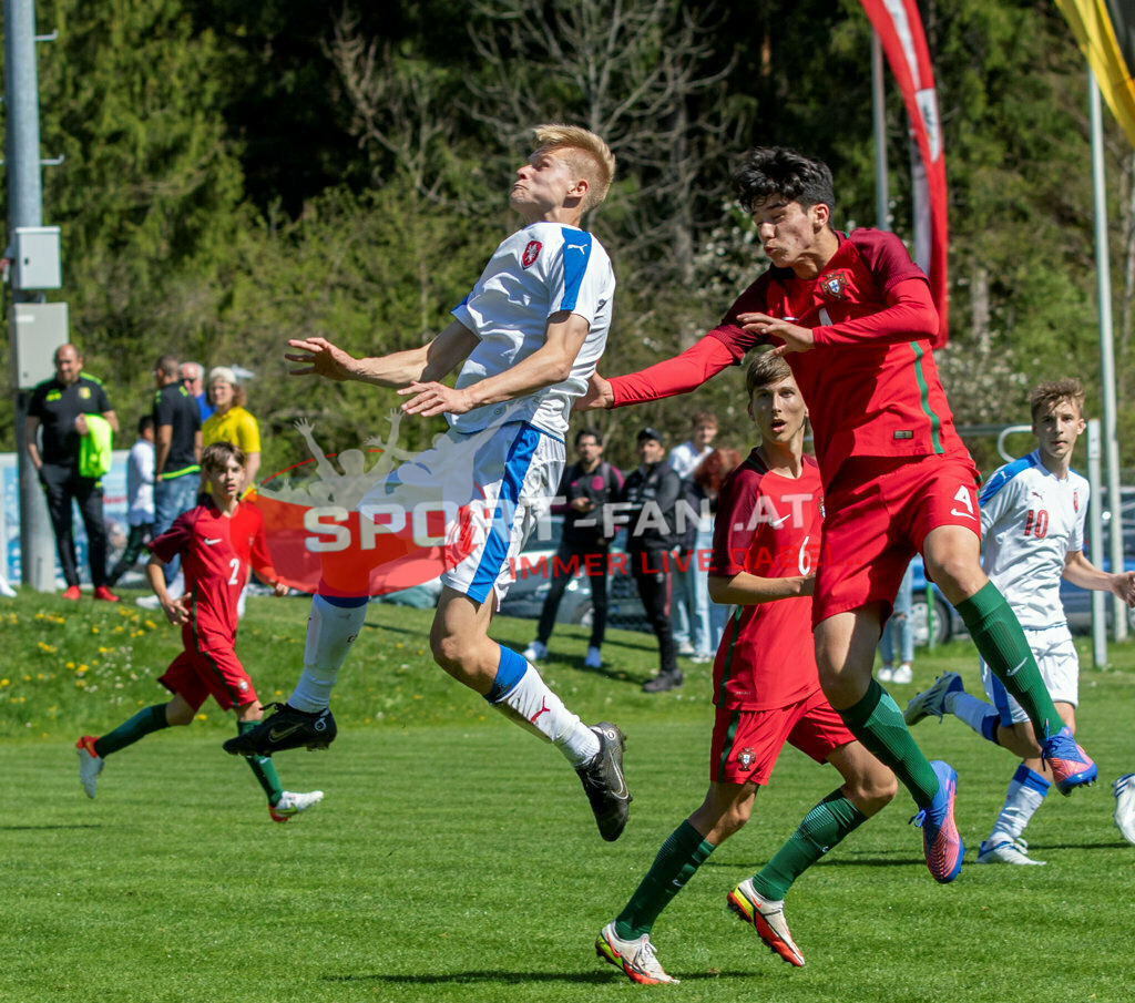 Portugal  U15 -Czech Republic U15 | EDGAR MOTA (Portugal #2) ONDREJ PENXA (Czech Republic #14) GONÇALO PINTO (Portugal #6) RAFAEL MOTA (Portugal #4) ADAM SOSNA (Czech Republic #10) ; Portugal  U15 -Czech Republic U15 am 29.04.2022 in Arnoldstein
(Sportplatz), AUSTRIA, (Photo by Ernst Krawagner sport-fan.at) - Realisiert mit Pictrs.com