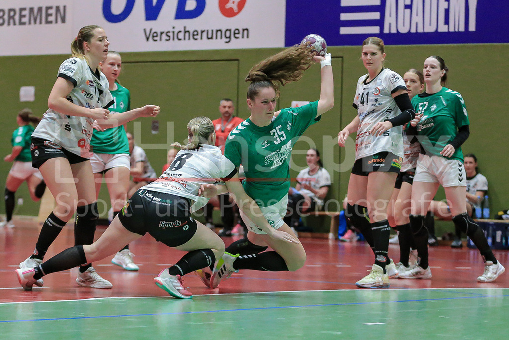 Handball, 2. Bundesliga Frauen, SV Werder Bremen - HL Buchholz 08-Rosengarten | v.li.: Finja Harms (HL Buchholz 08-Rosengarten, 8) und Lara Niemann (SV Werder Bremen, 35) beim Wurf, am Ball, Spielszene, Aktion, Action