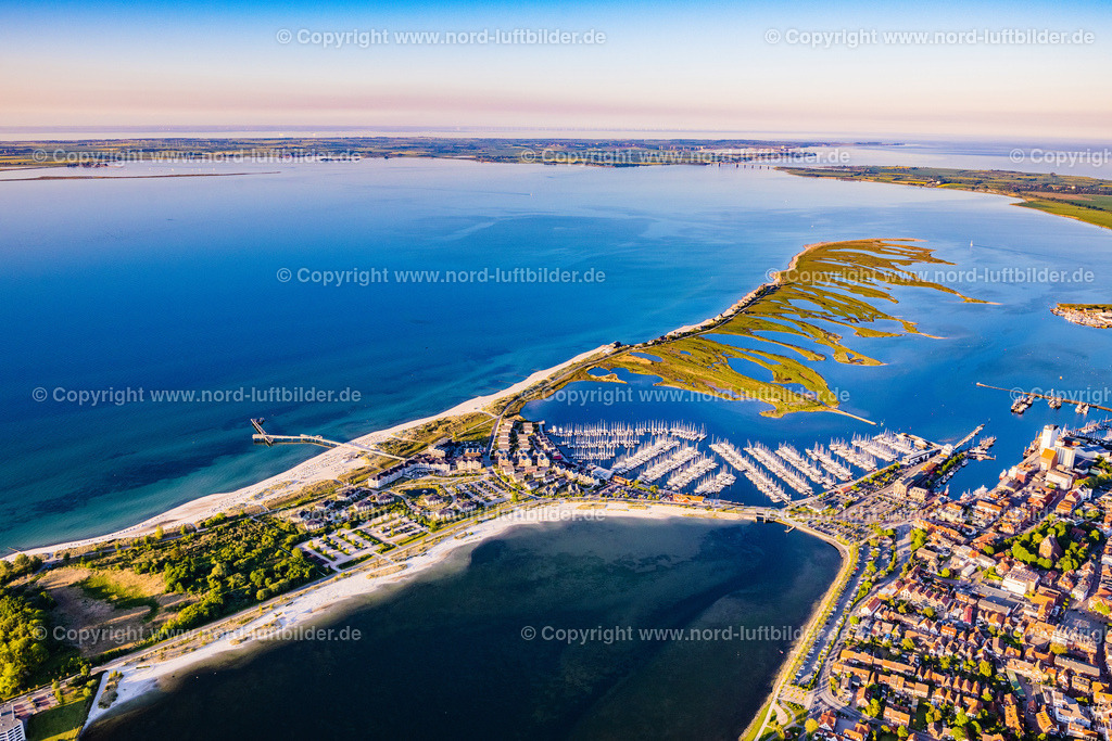 Heiligenhafen_ELS_8968030622 | HEILIGENHAFEN 03.06.2022 Ortsansicht der Straßen und Häuser Ferienanlage StranResort Seebrücke Heiligenhafen an der Ostsee- Küste im Bundesland Schleswig-Holstein. // City view of the streets and houses Ferienanlage StranResort pier Heiligenhafen on the Baltic Sea coast in the state of Schleswig-Holstein. Foto: Martin Elsen