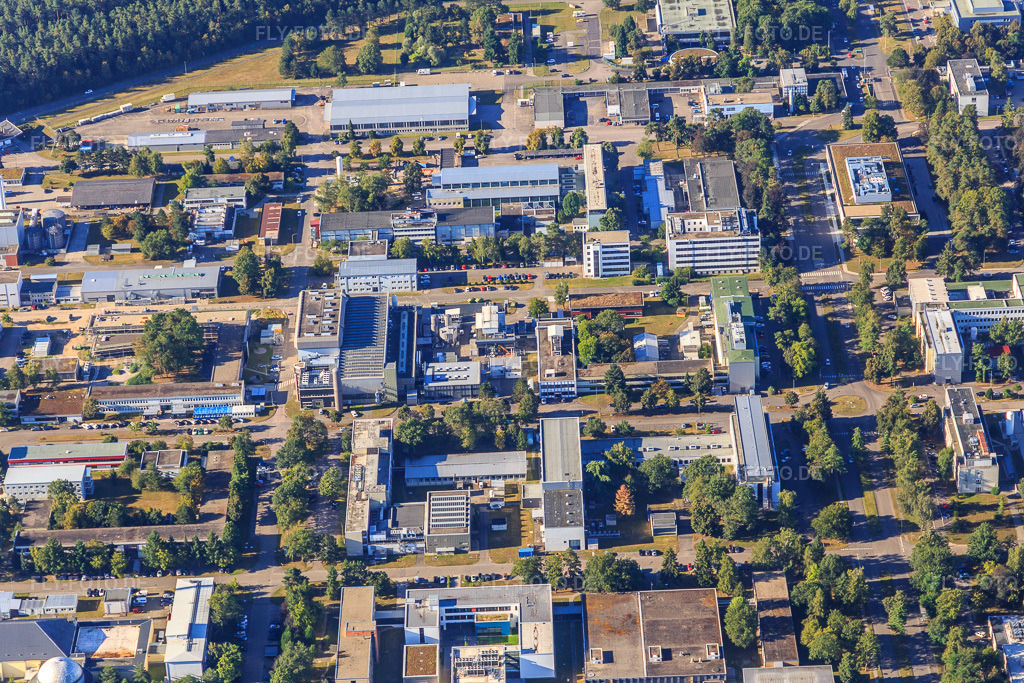 Luftbild: Institut für Astroteilchenphysik (IAP) und Institute of Meteorology and Climate Research - Atmospheric Aerosol Research (IMK-AAF) im KIT Campus Nord im Ortsteil Leopoldshafen in Eggenstein-Leopoldshafen im Bundesland Baden-Württemberg in Deutschland. Foto: IMG_093975.jpg vom 23.08.2016 durch Werner Riehm/FLY-FOTO.deCampusplan