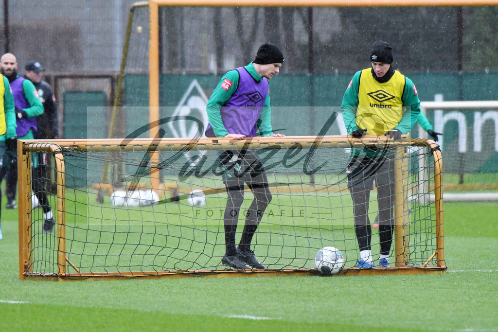 20200129_TRASVW_0026 | Fußball, Herren: Christian Groß (SV Werder Bremen) und Marco Friedl (SV Werder Bremen) schauen beim Training des SV Werder Bremen am 29.01.2020 im wohninvest Weserstadion in Bremen, Deutschland.(Foto von Nico Paetzel) - Realisiert mit Pictrs.com