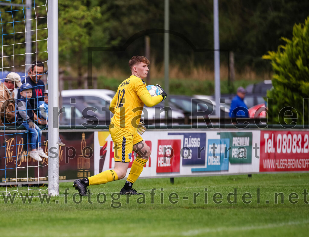 2023-08-05_033_FC_Langengeisling_gegen_SVN_Muenchen | Erding, Deutschland, 05.08.2023:
Fußball, Bezirksliga Oberbayern Ost 2023 / 2024, 2. Spieltag, FC Langengeisling gegen SVN München, Endergebnis: 1:3

Torwart Louis Rotert (FC Langengeisling, #12)

Foto: Christian Riedel / fotografie-riedel.net