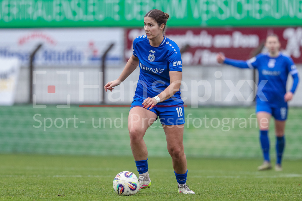Fussball, 2. Frauen-Bundesliga, SV Meppen - VfB Stuttgart | Anouk Blaschka (SV Meppen, 10) am Ball, Einzelbild, Ganzkörper, Aktion, Action, Spielszene, DIE DFB-RICHTLINIEN UNTERSAGEN JEGLICHE NUTZUNG VON FOTOS ALS SEQUENZBILDER UND/ODER VIDEOÄHNLICHE FOTOSTRECKEN. DFB REGULATIONS PROHIBIT ANY USE OF PHOTOGRAPHS AS IMAGE SEQUENCES AND/OR QUASI-VIDEO.
