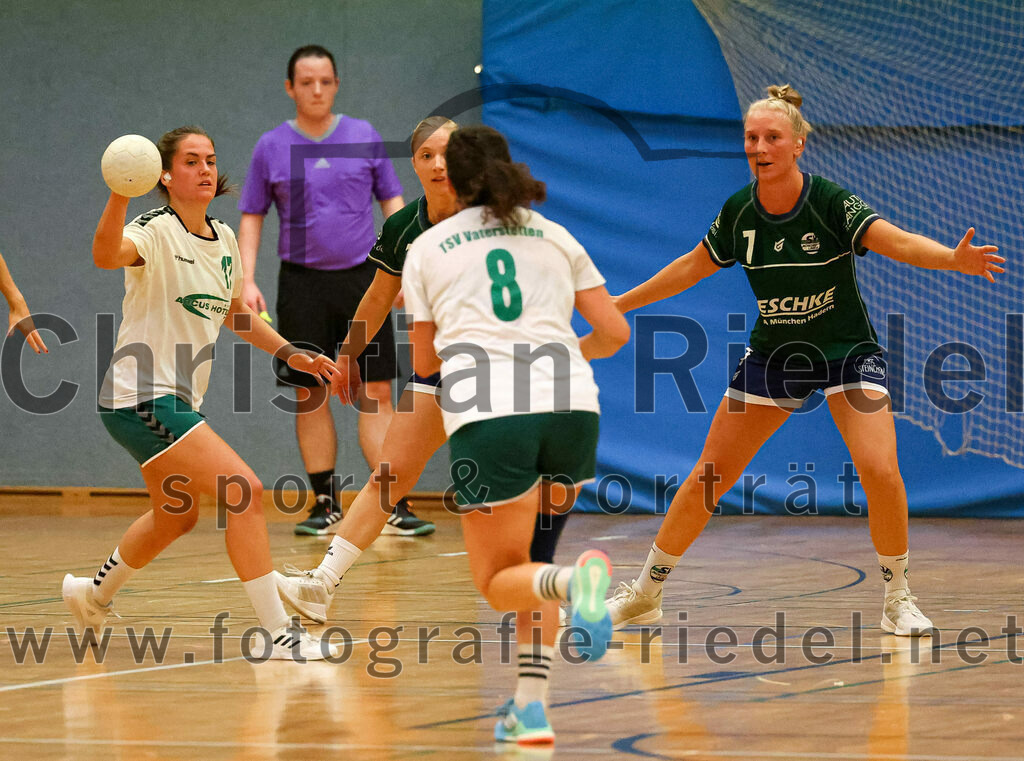 2023-09-16_111_TSV_Vaterstetten_gegen_SV_Muenchen_Laim | Baldham, Deutschland, 16.09.2023:
Handball, Bayernliga Frauen Staffel Süd 2023 / 2024, 1. Spieltag, TSV Vaterstetten gegen SV München Laim, Endergebnis: 23:34

Verena Taenzler (TSV Vaterstetten, #17), Sara Broß (TSV Vaterstetten, #8), Sophie Heringer (SV München Laim, #7)

Foto: Christian Riedel / fotografie-riedel.net