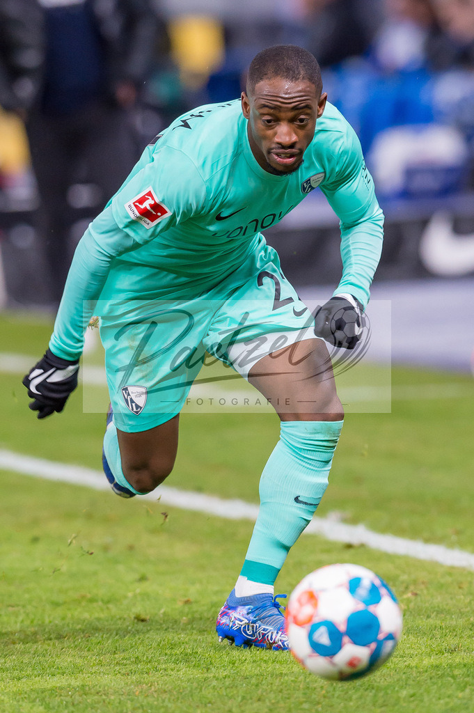 HERBOC20220204_296 | Fussball, Herren: Christopher Antwi-Adjei (VfL Bochum) in Aktion, am Ball, Einzelaktion bei dem Spiel der 1. Bundesliga zwischen Hertha BSC und VfL Bochum im Olypiastadion am 04.02.2022 in Berlin, Deutschland.DFB / DFL REGULATIONS PROHIBIT ANY USE OF PHOTOGRAPHS AS IMAGE SEQUENCES AND/OR QUASI-VIDEO. - Realisiert mit Pictrs.com