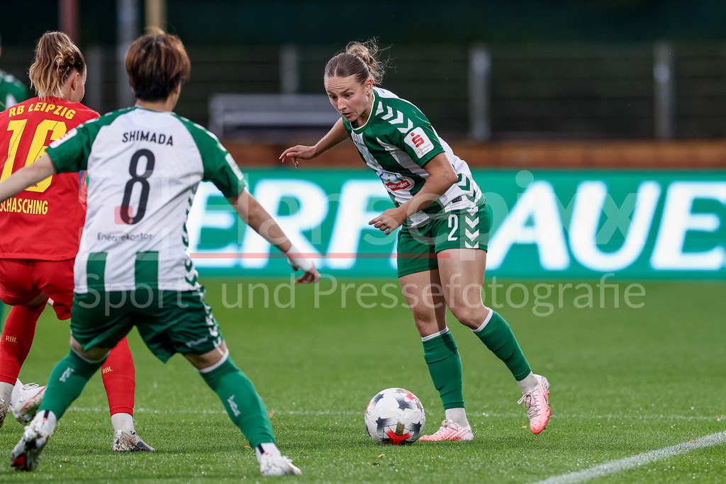 Fussball, Google Pixel Frauen-Bundesliga, SV Werder Bremen - RB Leipzig | Chiara D Angelo (SV Werder Bremen, 2) am Ball, Einzelbild, Ganzkörper, Aktion, Action, Spielszene, DIE DFB-RICHTLINIEN UNTERSAGEN JEGLICHE NUTZUNG VON FOTOS ALS SEQUENZBILDER UND/ODER VIDEOÄHNLICHE FOTOSTRECKEN. DFB REGULATIONS PROHIBIT ANY USE OF PHOTOGRAPHS AS IMAGE SEQUENCES AND/OR QUASI-VIDEO.